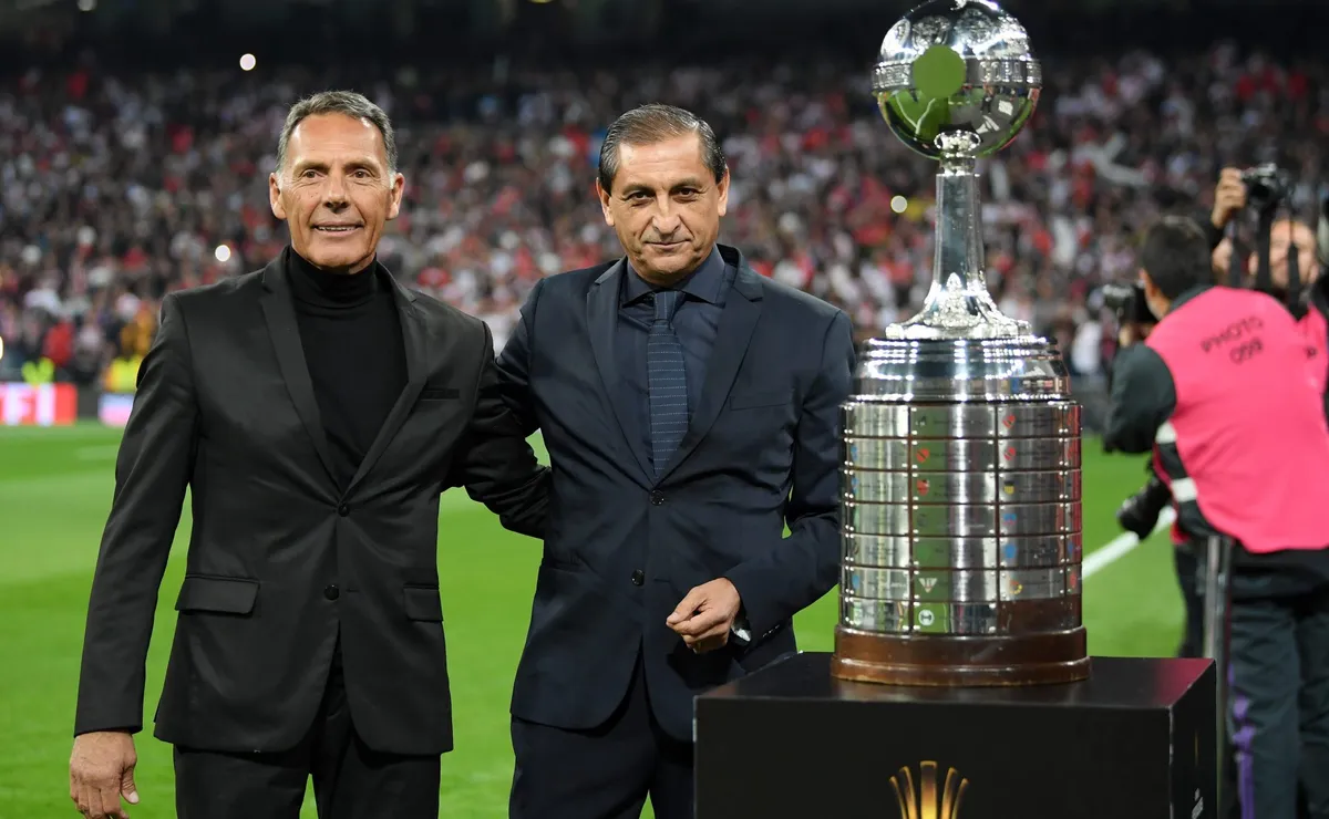 MADRID, SPAIN - DECEMBER 09: Miguel Angel Russo, former manager of Boca Juniors (l) and Ramon Diaz, former manager of River Plate (r) pose for a photo prior to the second leg of the final match of Copa CONMEBOL Libertadores 2018 between Boca Juniors and River Plate at Estadio Santiago Bernabeu on December 9, 2018 in Madrid, Spain. Due to the violent episodes of November 24th at River Plate stadium, CONMEBOL rescheduled the game and moved it out of Americas for the first time in history. (Photo by Matthias Hangst/Getty Images)