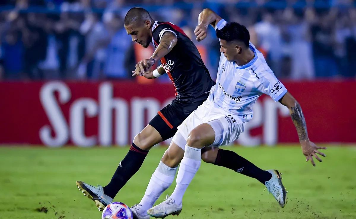 TUCUMAN, ARGENTINA - APRIL 28: Jonatan Maidana of River Plate competes for the ball with Joaquin Pereyra of Atletico Tucuman during a Liga Profesional 2023 match between Atletico Tucuman and River Plate at Estadio Monumental Jose Fierro on April 28, 2023 in Tucuman, Argentina. (Photo by Marcelo Endelli/Getty Images)