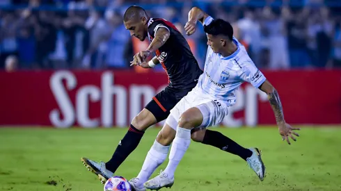 TUCUMAN, ARGENTINA – APRIL 28: Jonatan Maidana of River Plate competes for the ball with Joaquin Pereyra of Atletico Tucuman during a Liga Profesional 2023 match between Atletico Tucuman and River Plate at Estadio Monumental Jose Fierro on April 28, 2023 in Tucuman, Argentina. (Photo by Marcelo Endelli/Getty Images)