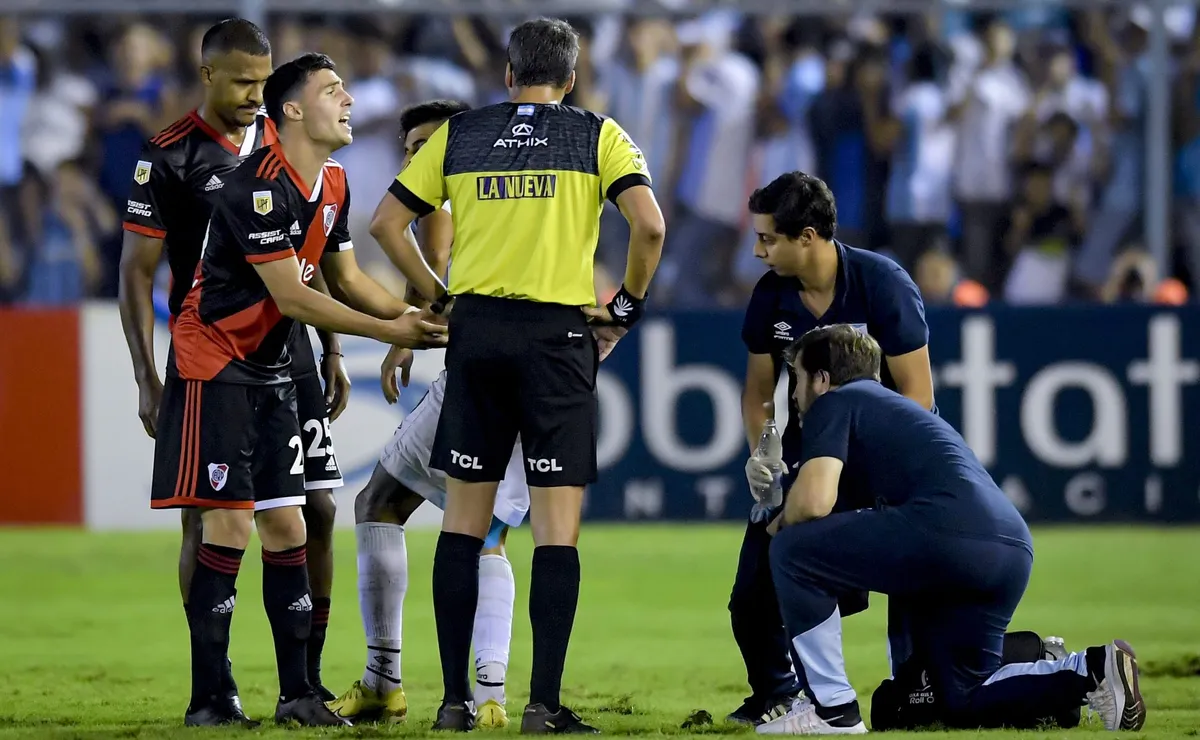 TUCUMAN, ARGENTINA - APRIL 28: Jose Paradela of River Plate reacts after being rejected from the game by referee Fernando Rapallini (Not in Frame) during a Liga Profesional 2023 match between Atletico Tucuman and River Plate at Estadio Monumental Jose Fierro on April 28, 2023 in Tucuman, Argentina. (Photo by Marcelo Endelli/Getty Images)