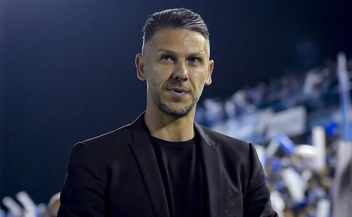 TUCUMAN, ARGENTINA - APRIL 28: Martin Demichelis coach of River Plate looks on prior a Liga Profesional 2023 match between Atletico Tucuman and River Plate at Estadio Monumental Jose Fierro on April 28, 2023 in Tucuman, Argentina. (Photo by Marcelo Endelli/Getty Images)