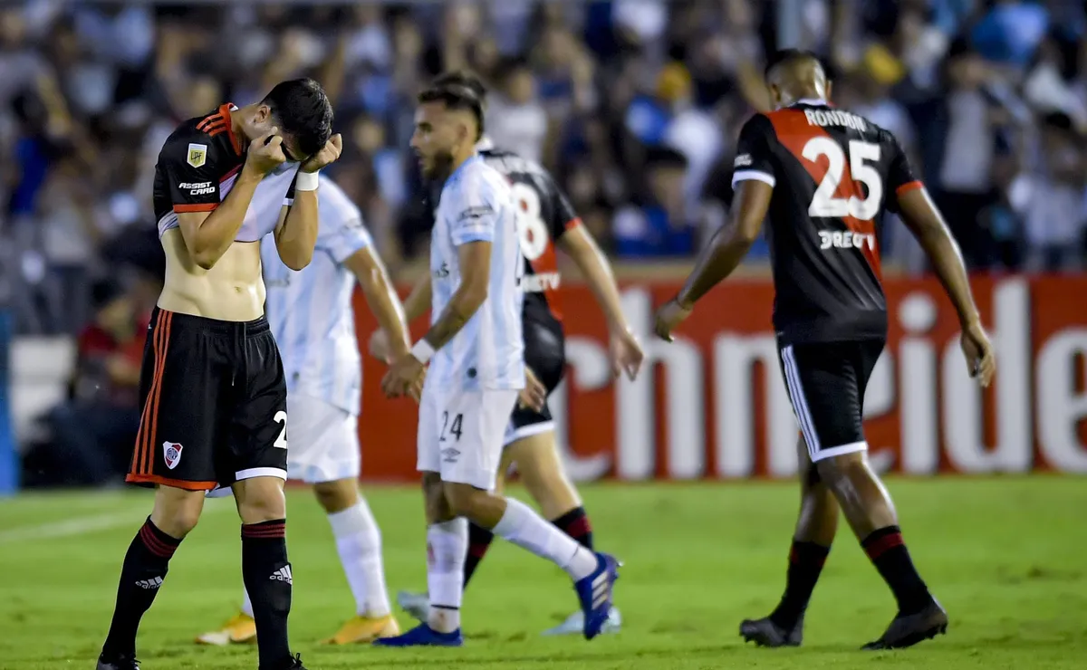 Paradela quiere esconderse debajo de la camiseta después de la irresponsabilidad que cometió. (Foto: Getty).