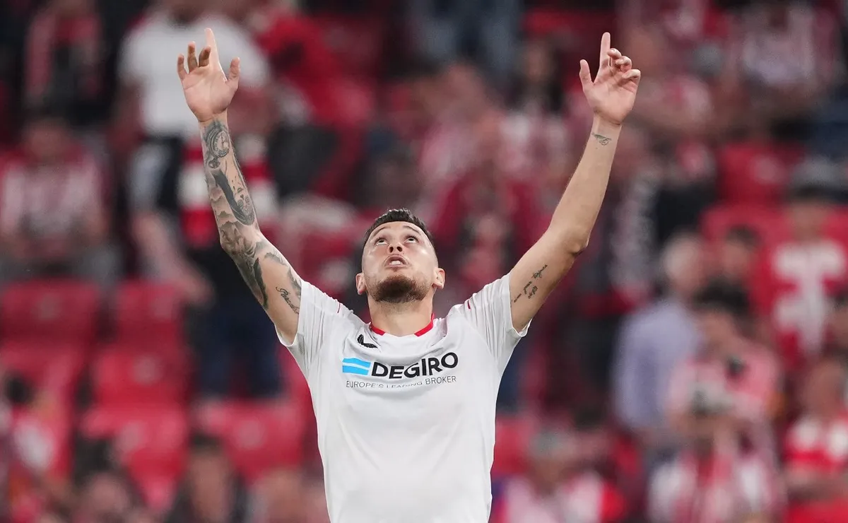Ocampos marcó el primero del Sevilla ante el Lens