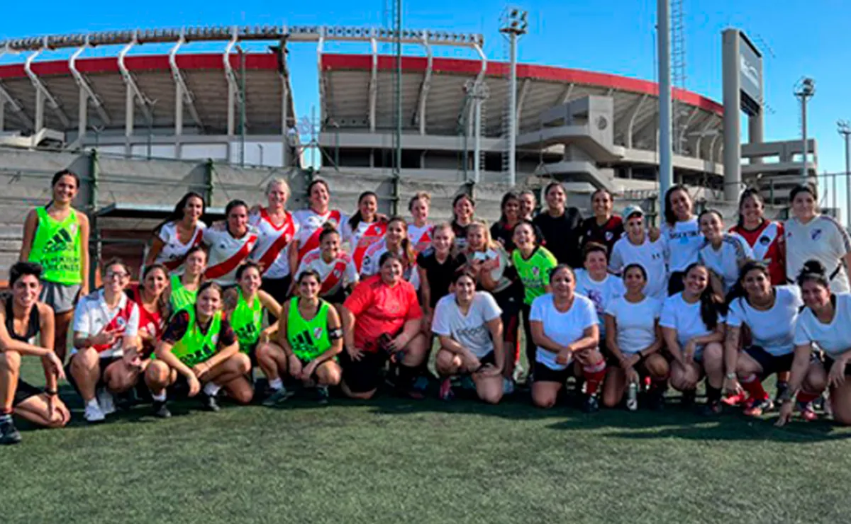 Las chicas con el Monumental de fondo.