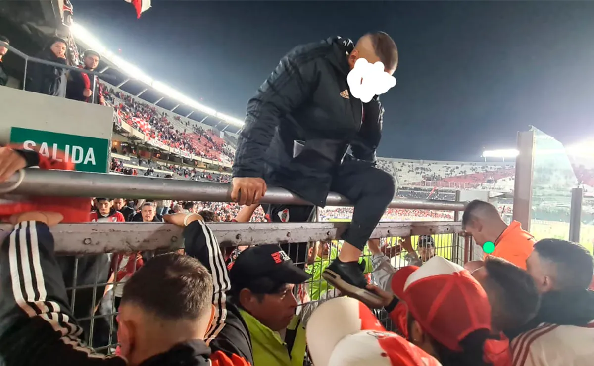 Hinchas saltaron de tribuna a tribuna porque la puerta estaba cerrada.