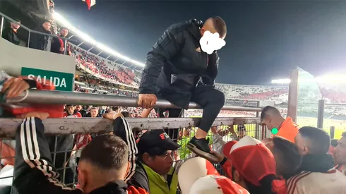 Hinchas saltaron de tribuna a tribuna porque la puerta estaba cerrada.