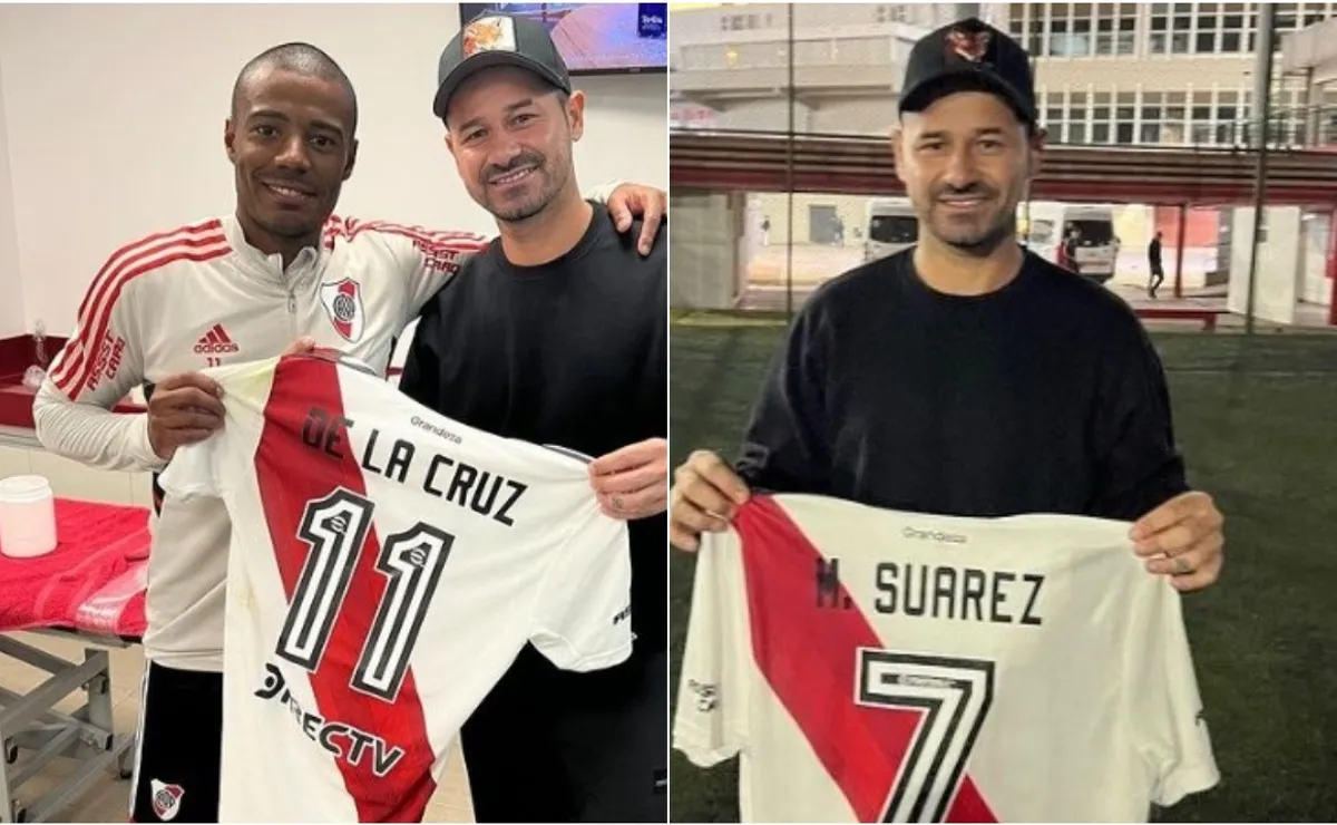 Morita con las camisetas que se llevó regalo.