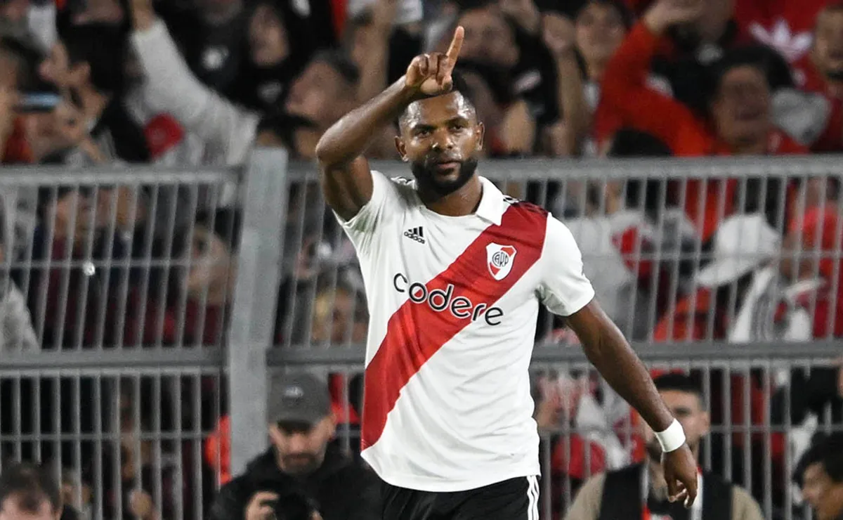 Miguel Ángel Borja anotó el segundo de River contra Independiente.