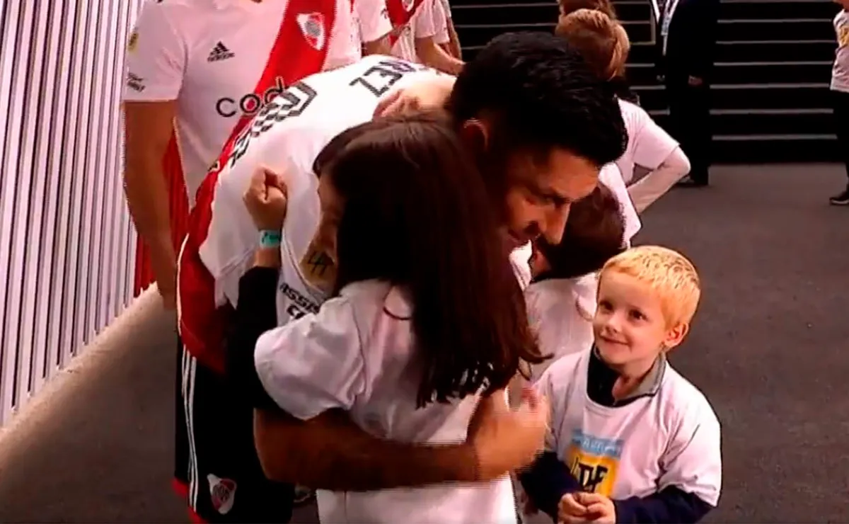 Enzo Pérez y un emotivo abrazo.