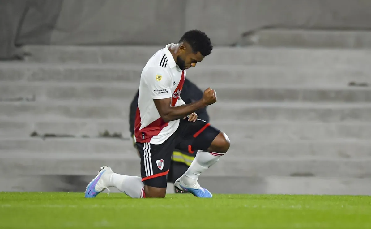 BUENOS AIRES, ARGENTINA - APRIL 23: Miguel Borja of River Plate celebrates after scoring the team's second goal during a Liga Profesional 2023 match between River Plate and Independiente at Estadio Mas Monumental Antonio Vespucio Liberti on April 23, 2023 in Buenos Aires, Argentina. (Photo by Marcelo Endelli/Getty Images)