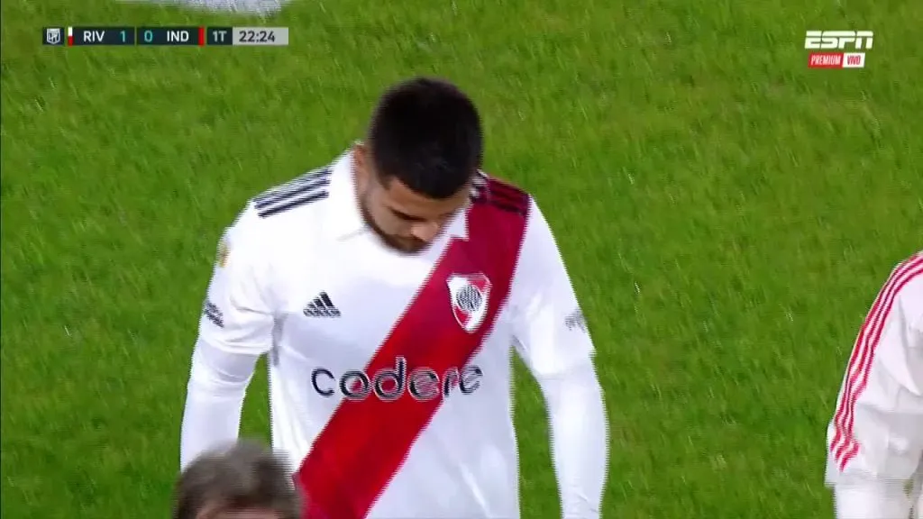 Paulo no pudo seguir en cancha por una molestia muscular en el isquiotibial izquierdo y le colocaron hielo en la zona.