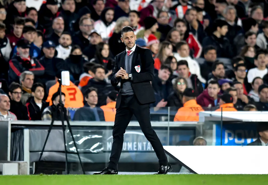 Saco, pullover, corbata roja y camisa, el look de Demichelis en la última noche copera. (Foto: Getty).