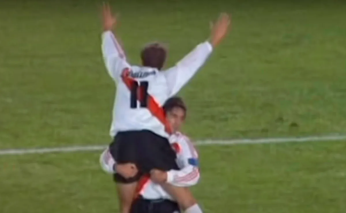 La celebración de Crespo con Francescoli.