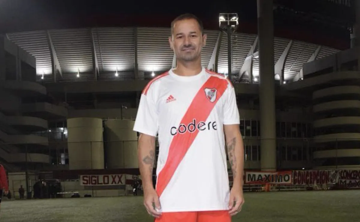 El atacante uruguayo debutó con la camiseta del fútbol Senior del Más Grande.