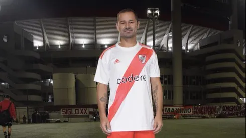 El atacante uruguayo debutó con la camiseta del fútbol Senior del Más Grande.