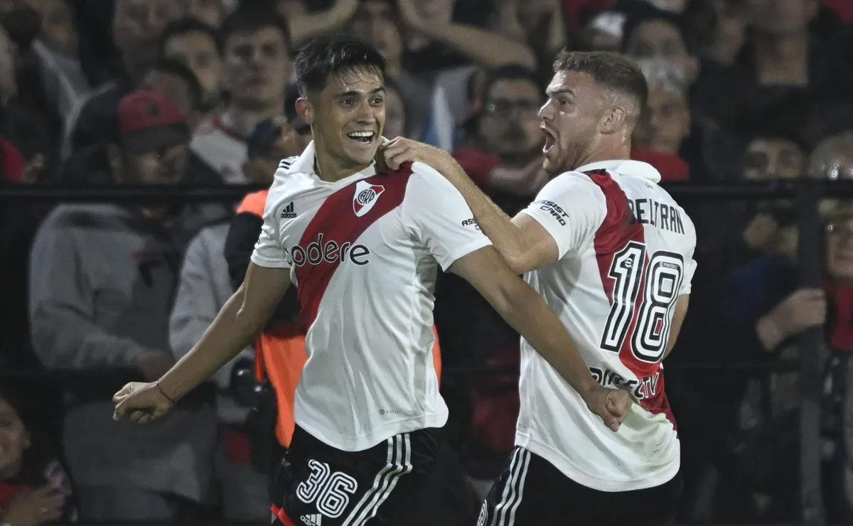 Locura total en el festejo del gol de Solari. (Foto: La Página Millonaria / Diego Haliasz).