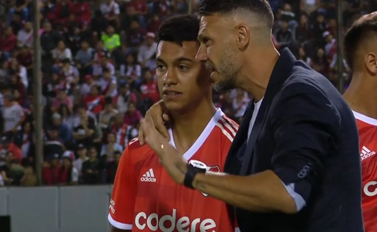 El momento del debut de Esteban en el amistoso en Salta.