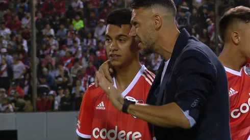 El momento del debut de Esteban en el amistoso en Salta.