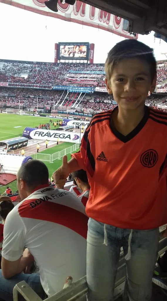 El Diablito en el Monumental, alentando al club de sus amores.