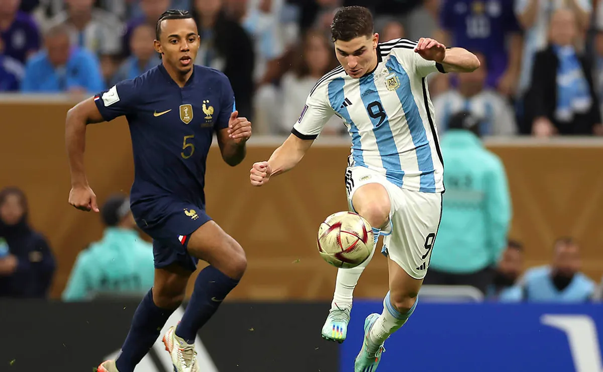 Julián Álvarez frente a Francia en la final del Mundial.
