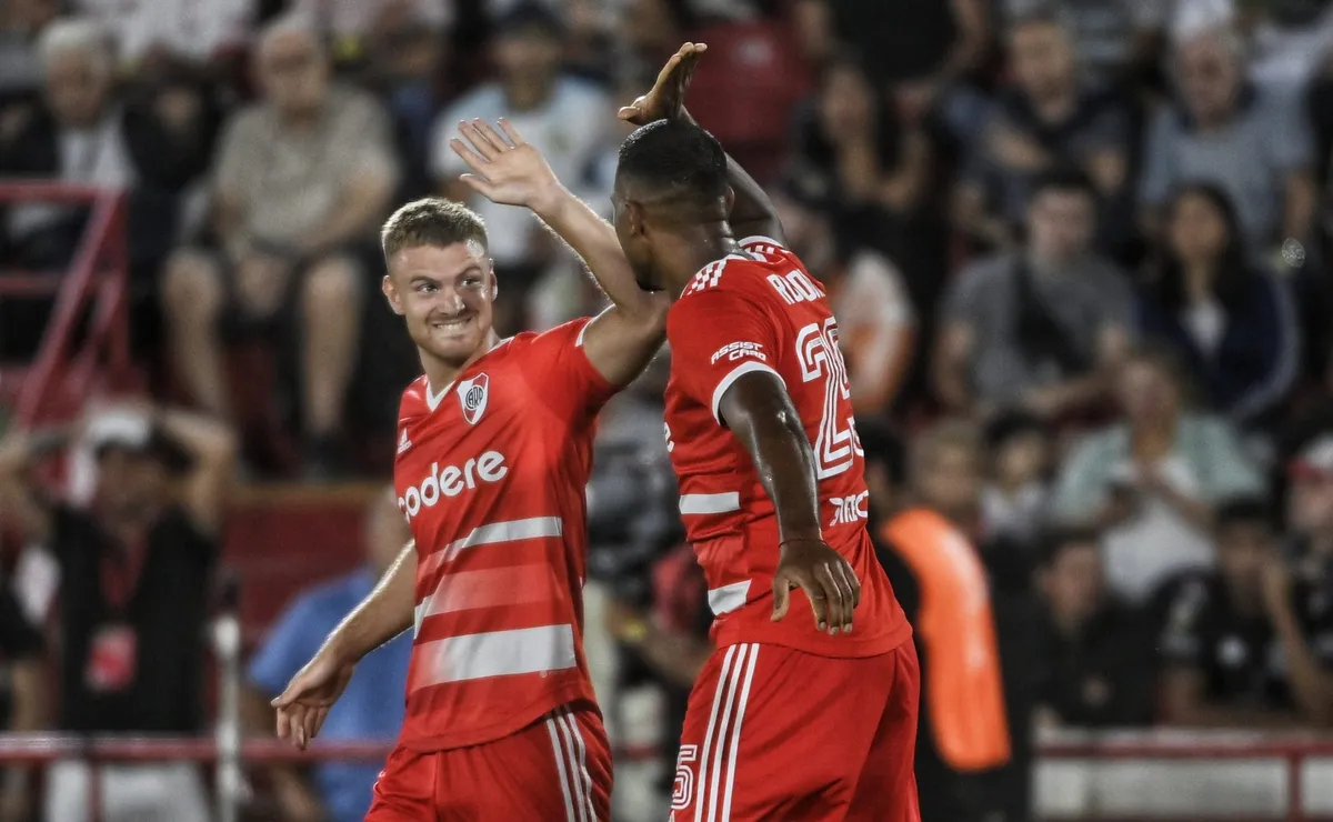River redondeó un gran partido frente a Huracán.