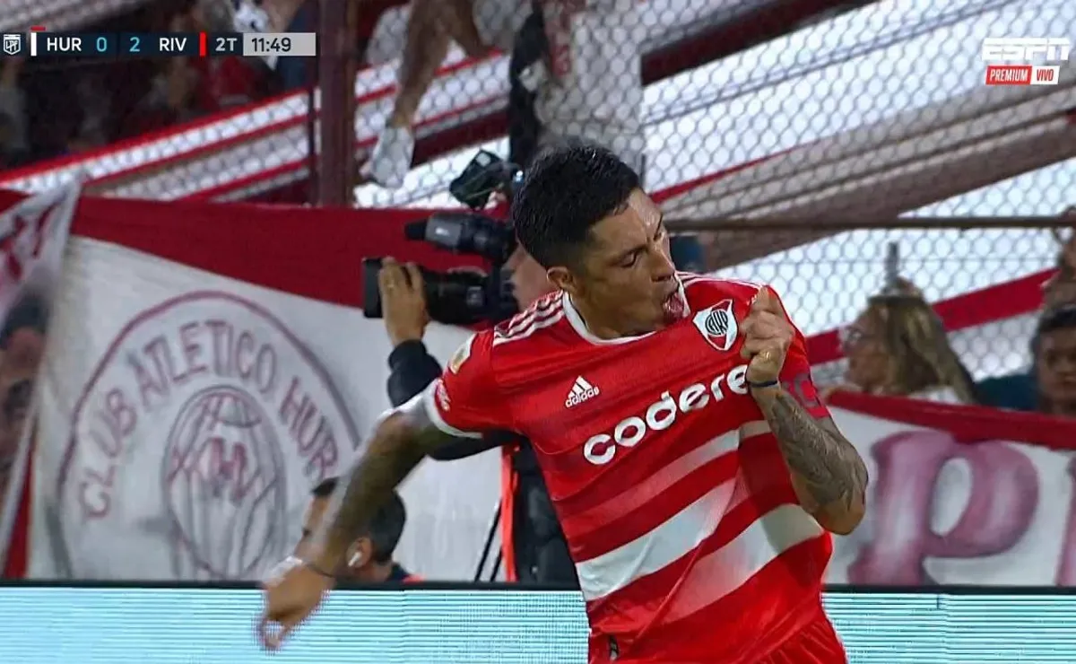 Enzo se besaba el escudo luego de capturar el rebote del penal.