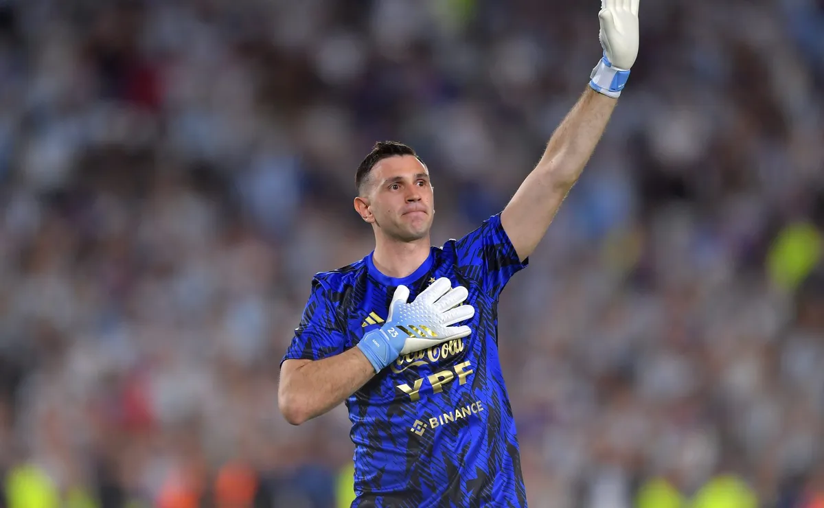 El Dibu Martínez volvió a demostrar su devoción por el Estadio Monumental (Foto: Getty)