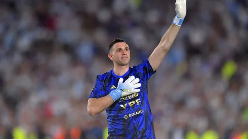 El Dibu Martínez volvió a demostrar su devoción por el Estadio Monumental (Foto: Getty)