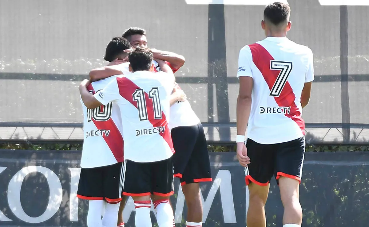 La Reserva goleó a Huracán.