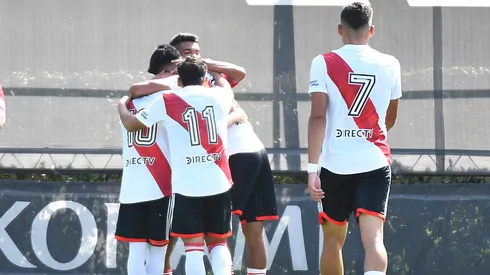 La Reserva goleó a Huracán.