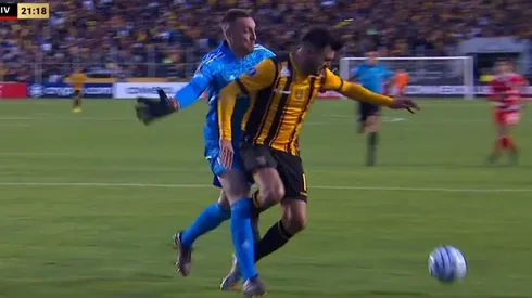 La jugada de la polémica en la altura de La Paz (Foto: captura de TV)