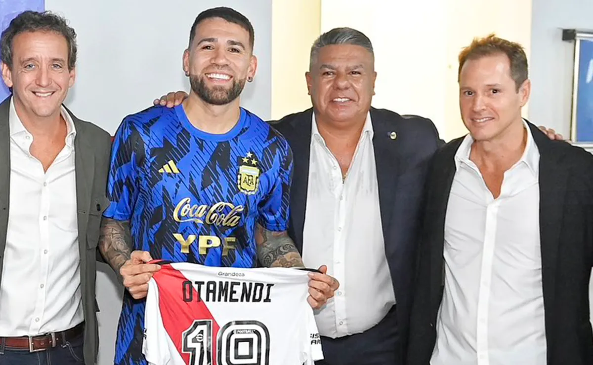 Brito junto a Otamendi tras el amistoso entre Argentina y Panamá en el Monumental.