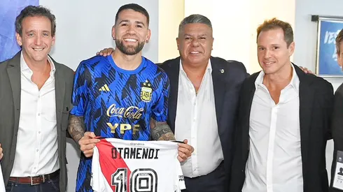 Brito junto a Otamendi tras el amistoso entre Argentina y Panamá en el Monumental.