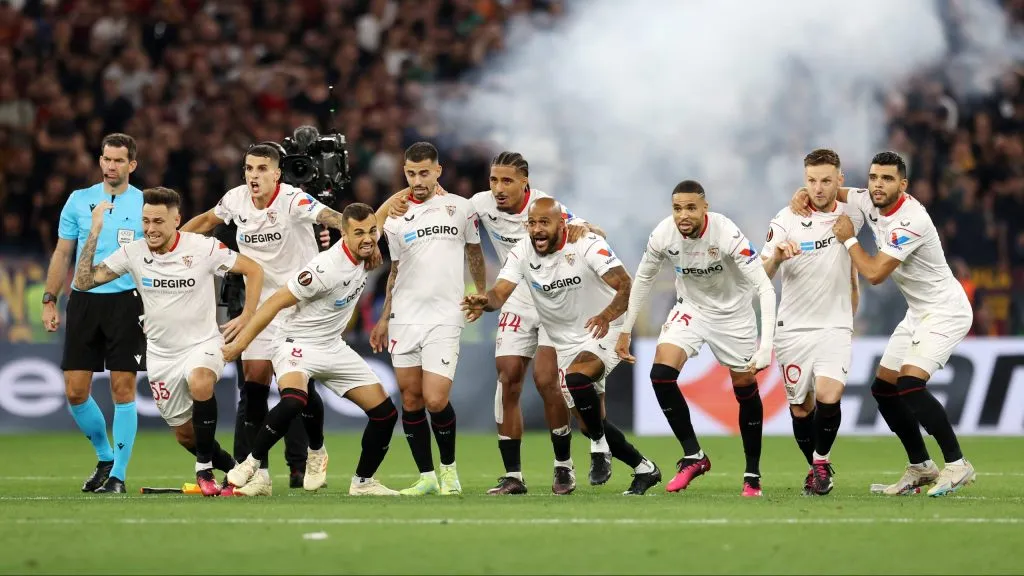 Montiel convierte el último penal y se desata la locura en el Sevilla, con Ocampos y Lamela. (Foto: Getty).