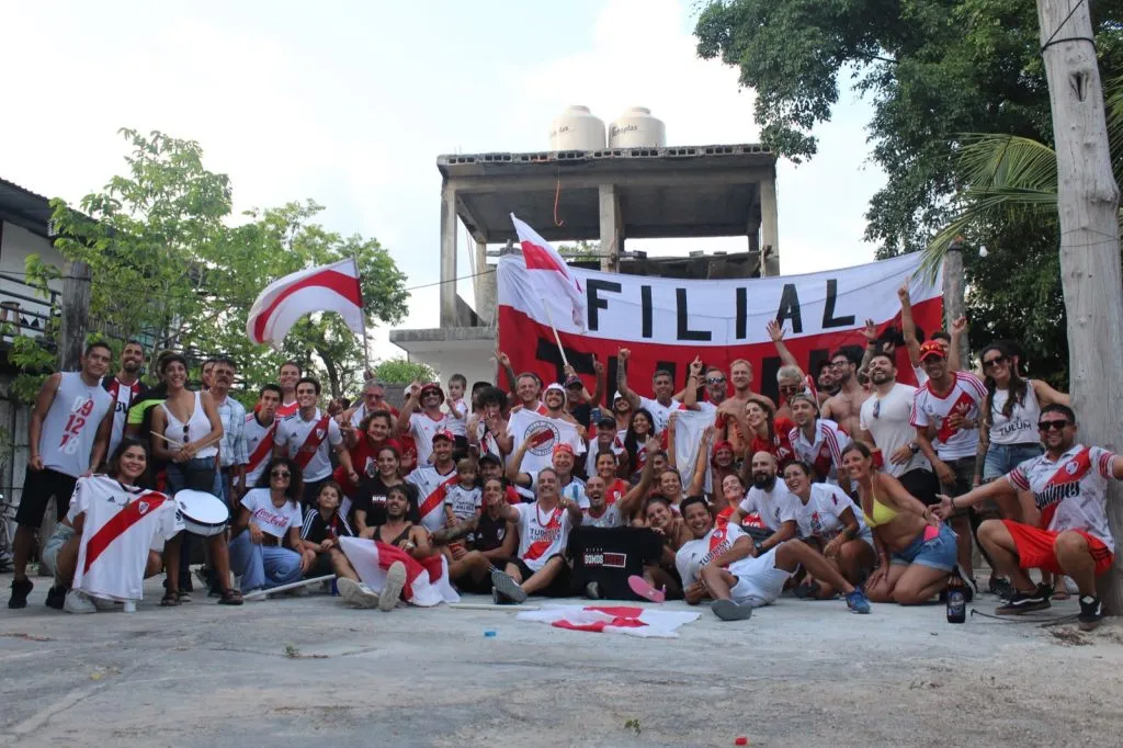 Integrantes de la Filial de River de Tulum a pura fiesta.