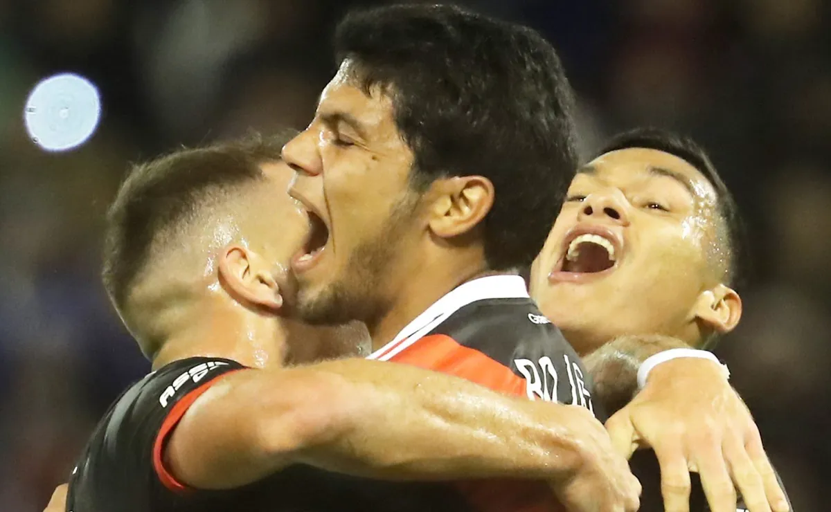 Herrera celebra el gol de Rojas.