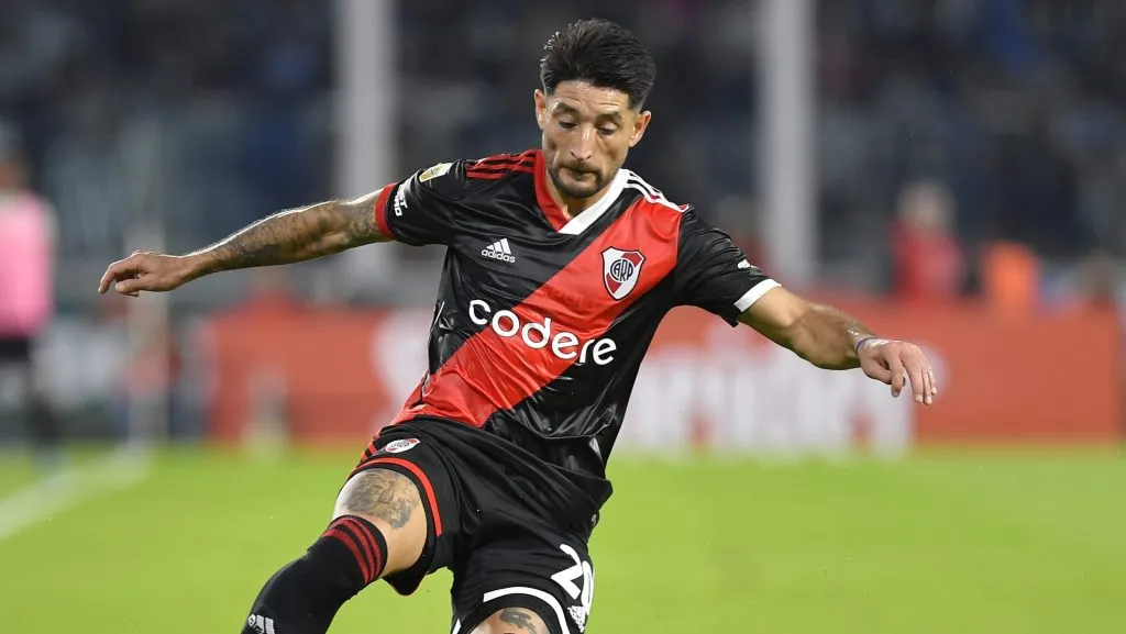 Casco rota en el puesto junto a Enzo Díaz. (Getty)