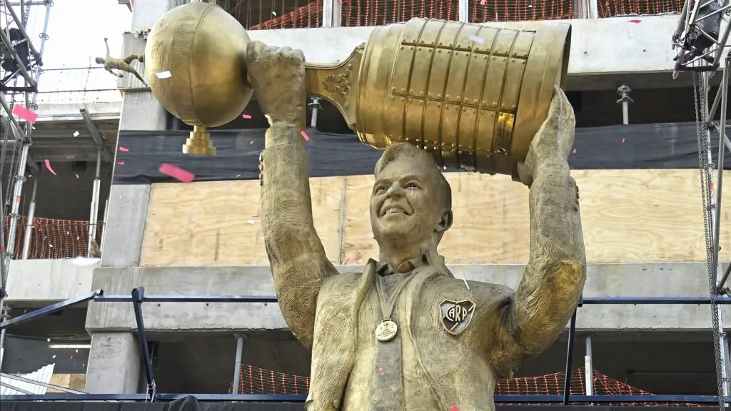 La estatua que Gallardo tiene en la puerta del Museo River.