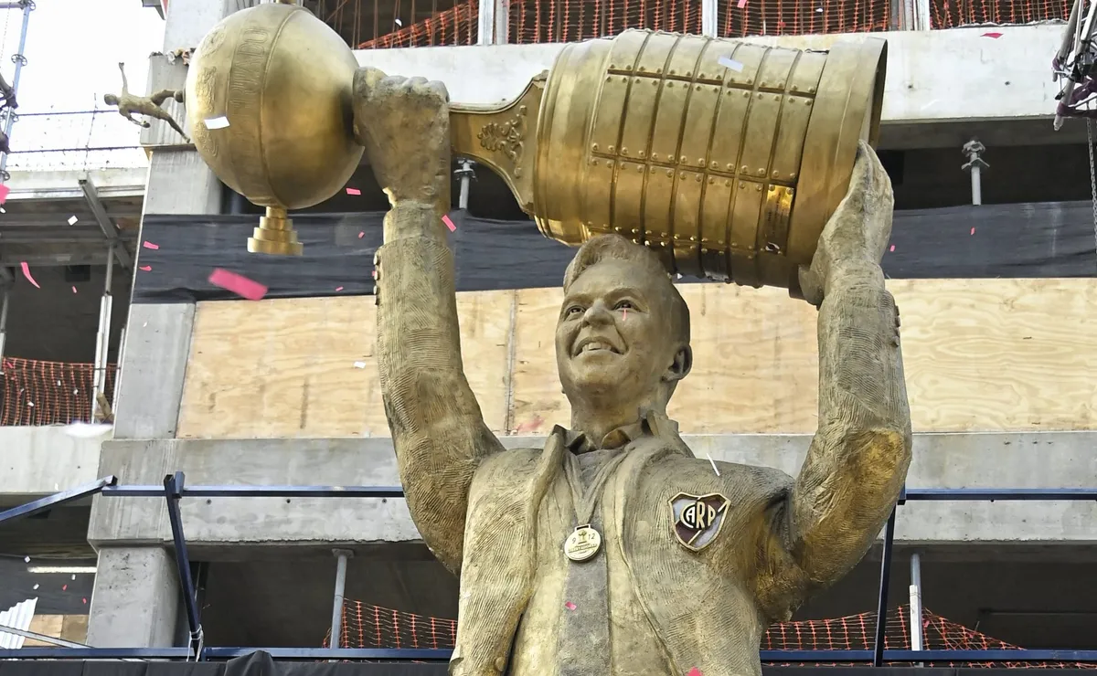 La estatua que Gallardo tiene en la puerta del Museo River.