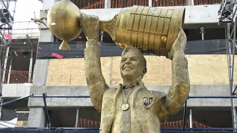 La estatua que Gallardo tiene en la puerta del Museo River.