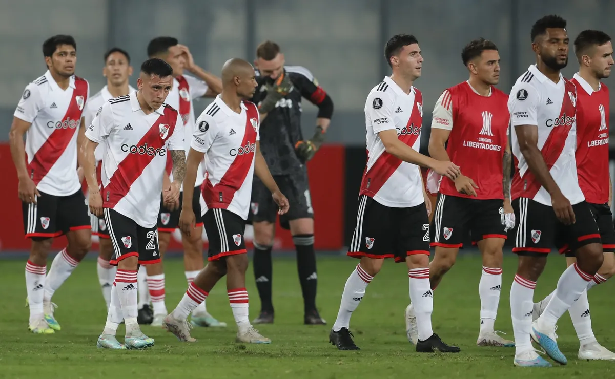 Los jugadores de River tras el empate en Perú.