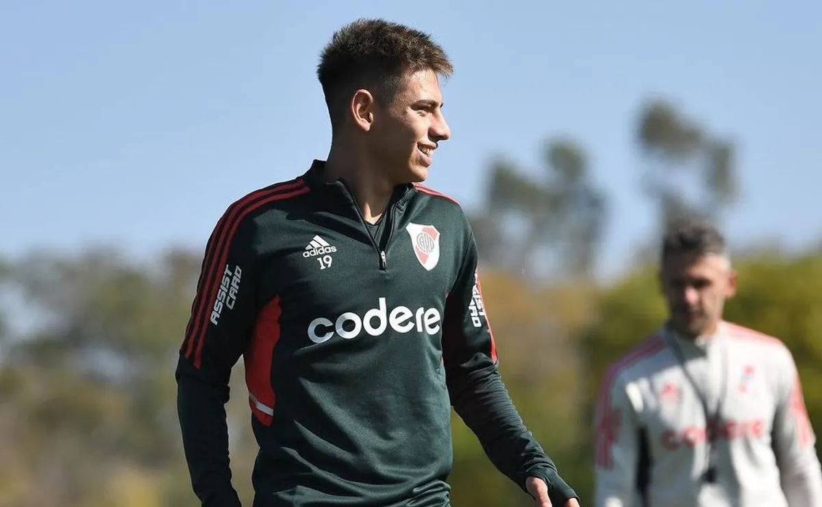 El Diablito, en pleno entrenamiento, bajo la atenta mirada de Demichelis.