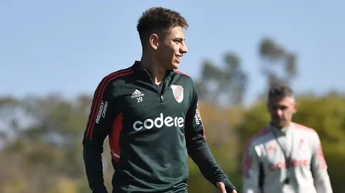 El Diablito, en pleno entrenamiento, bajo la atenta mirada de Demichelis.