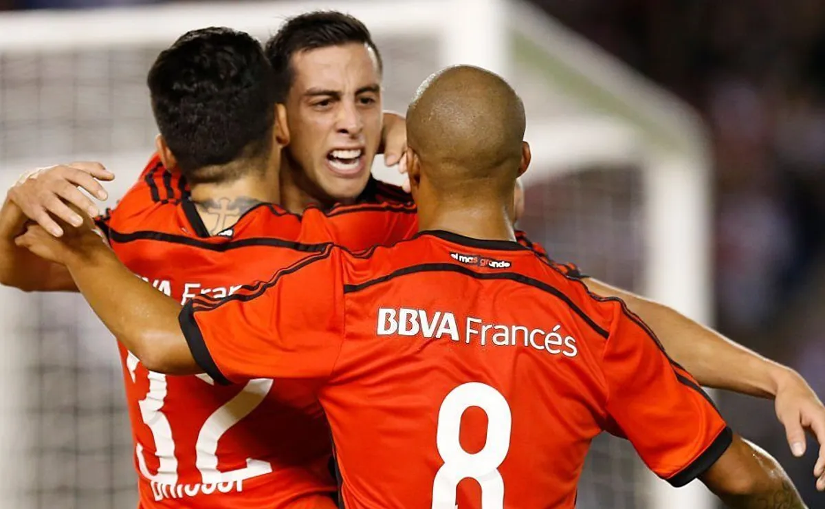El Mellizo saludó a River y Carlos Sánchez le respondió como un hincha más.