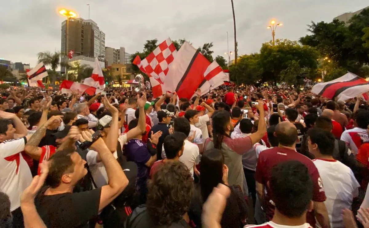 Los hinchas de River preparan un banderazo inolvidabel en Lima.