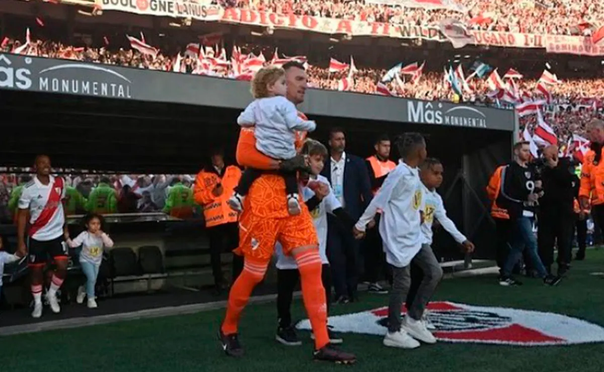 El hijo de Armani recibió el alta.