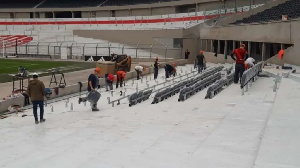 Primeras imágenes de las butacas instaladas en la platea Belgrano inferior ( (Foto: Twitter @ObrasRiverPlate)