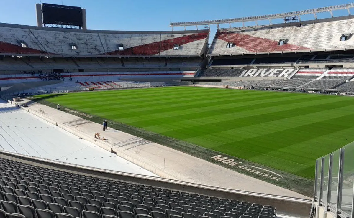 El Monumental avanza con la colocación de las butacas en la nueva platea inferior.