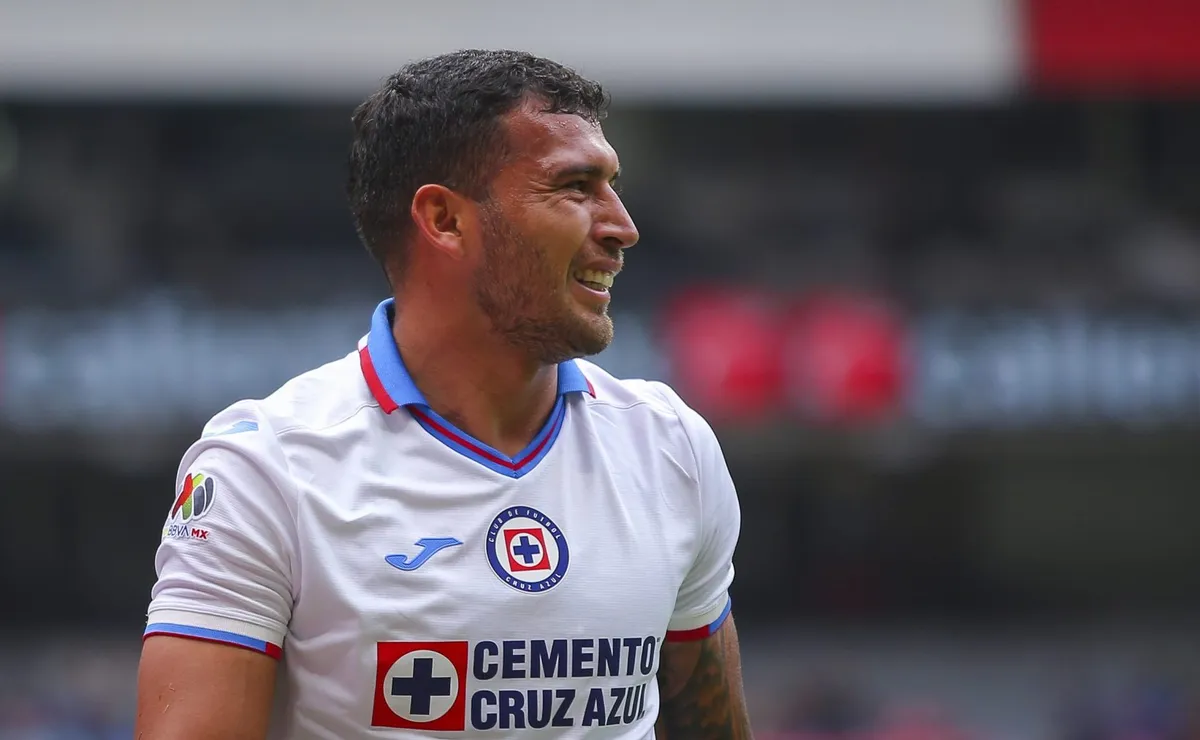 Un empresario habría acercado el nombre de Juan Escobar, figura del Cruz Azul.