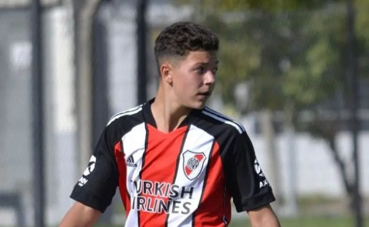 Bastian Demichelis en acción con los colores de River.